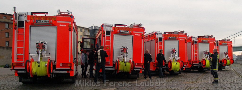 Neue LF`s fuer Koeln Uebergabe in Koeln Deutz an den Wachen  P058.JPG